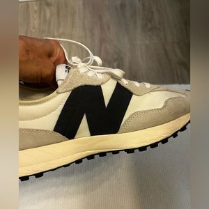 NEW BALANCE 327 SEA SALT BLACK